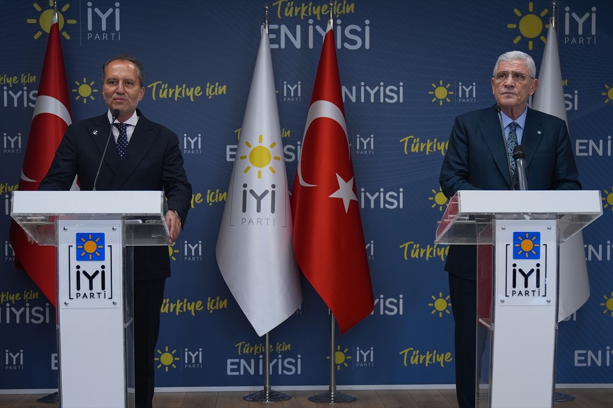 ⁠İYİ Parti Genel Başkanı Müsavat Dervişoğlu (sağda), Yeniden Refah Partisi Genel Başkanı Fatih...