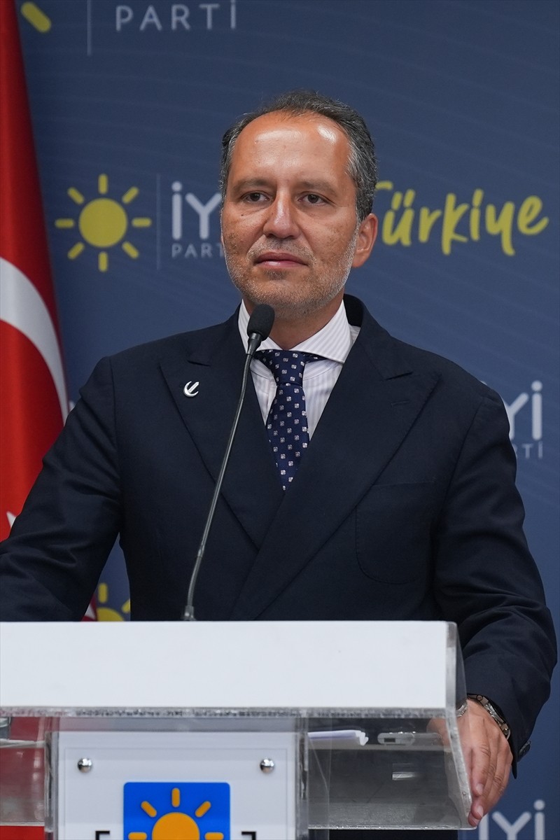 ⁠İYİ Parti Genel Başkanı Müsavat Dervişoğlu (sağda), Yeniden Refah Partisi Genel Başkanı Fatih...