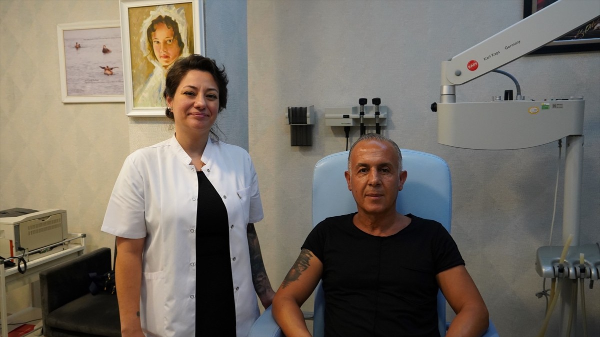 İzmir'de 10 yıldır tükürük bezi iltihabıyla mücadele eden Tahsin Çiftçi (sağda), kortizon tedavisi...