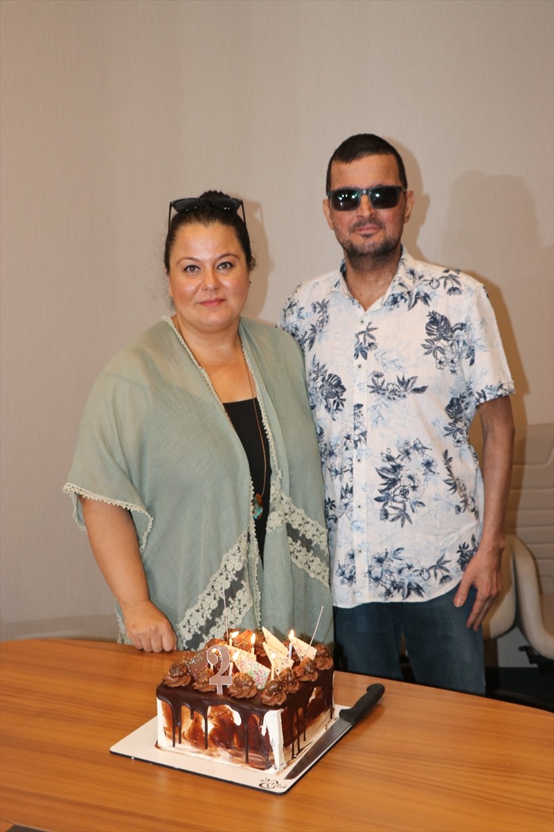 İzmir'de kemik iliği nakli öncesinde hastanede Güneş Özkaya Çamur (solda) ile evlenen İlker Çamur...