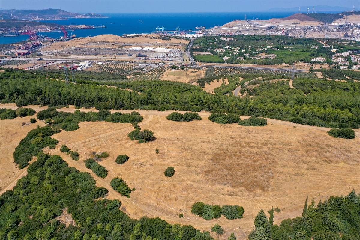 İzmir'de kuraklığın etkilerini azaltmak amacıyla araziye açılan hilal ve baklava şeklindeki...