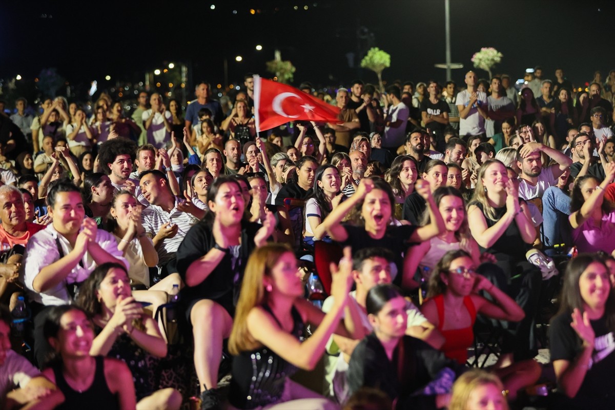 İzmir'de vatandaşlar, A Milli Kadın Voleybol Takımı'nın Paris 2024 Olimpiyat Oyunları'nda İtalya...