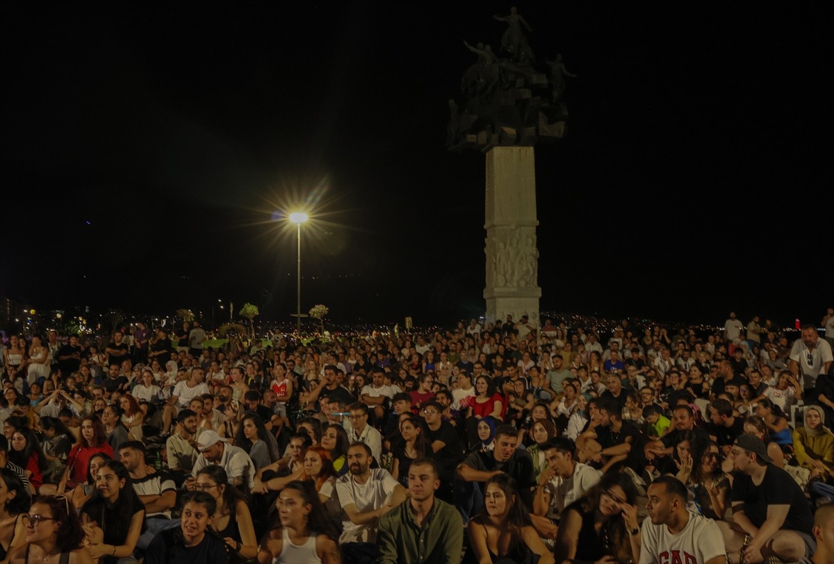 İzmir'de vatandaşlar, A Milli Kadın Voleybol Takımı'nın Paris 2024 Olimpiyat Oyunları'nda İtalya...