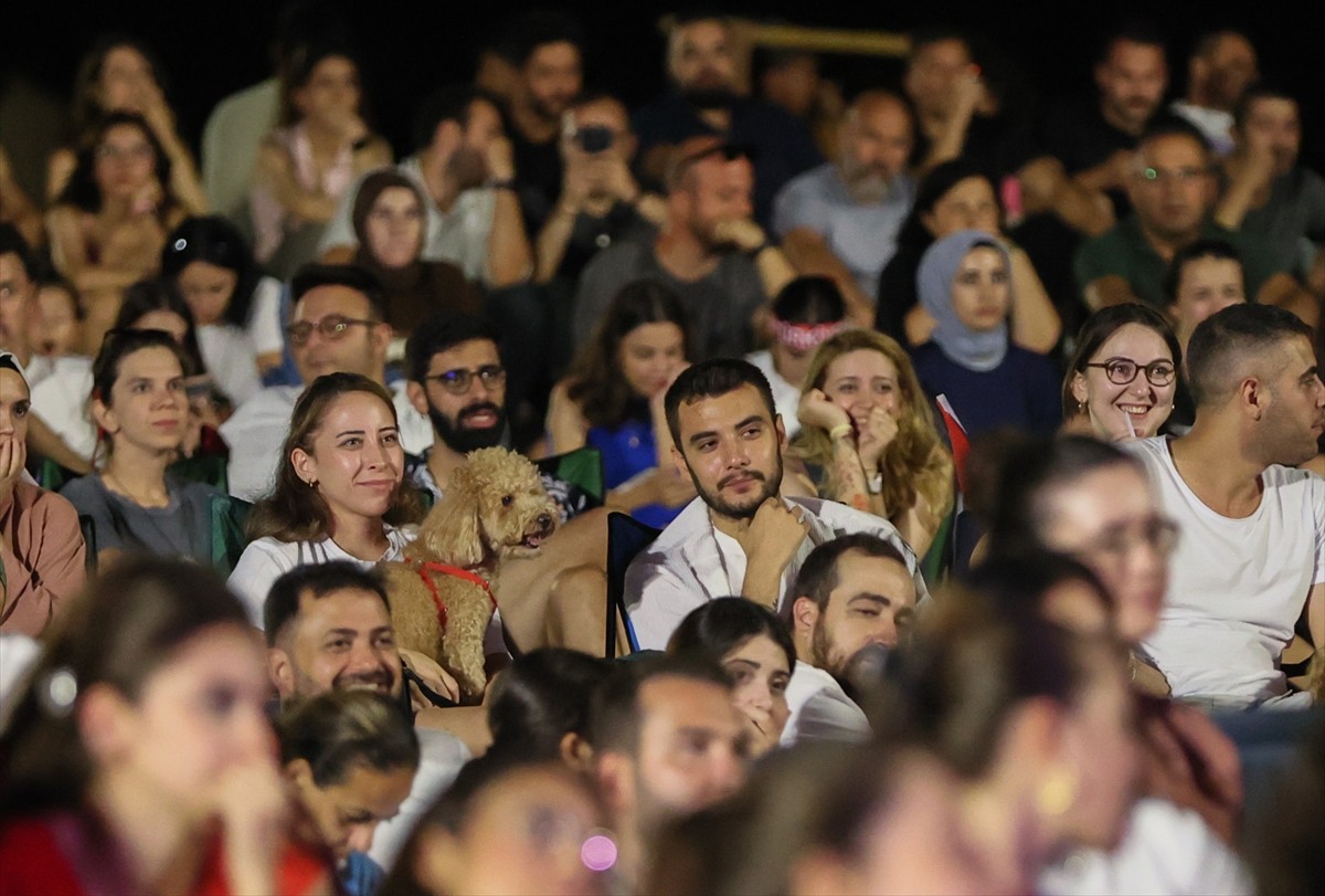 İzmir'de vatandaşlar, A Milli Kadın Voleybol Takımı'nın Paris 2024 Olimpiyat Oyunları'nda İtalya...