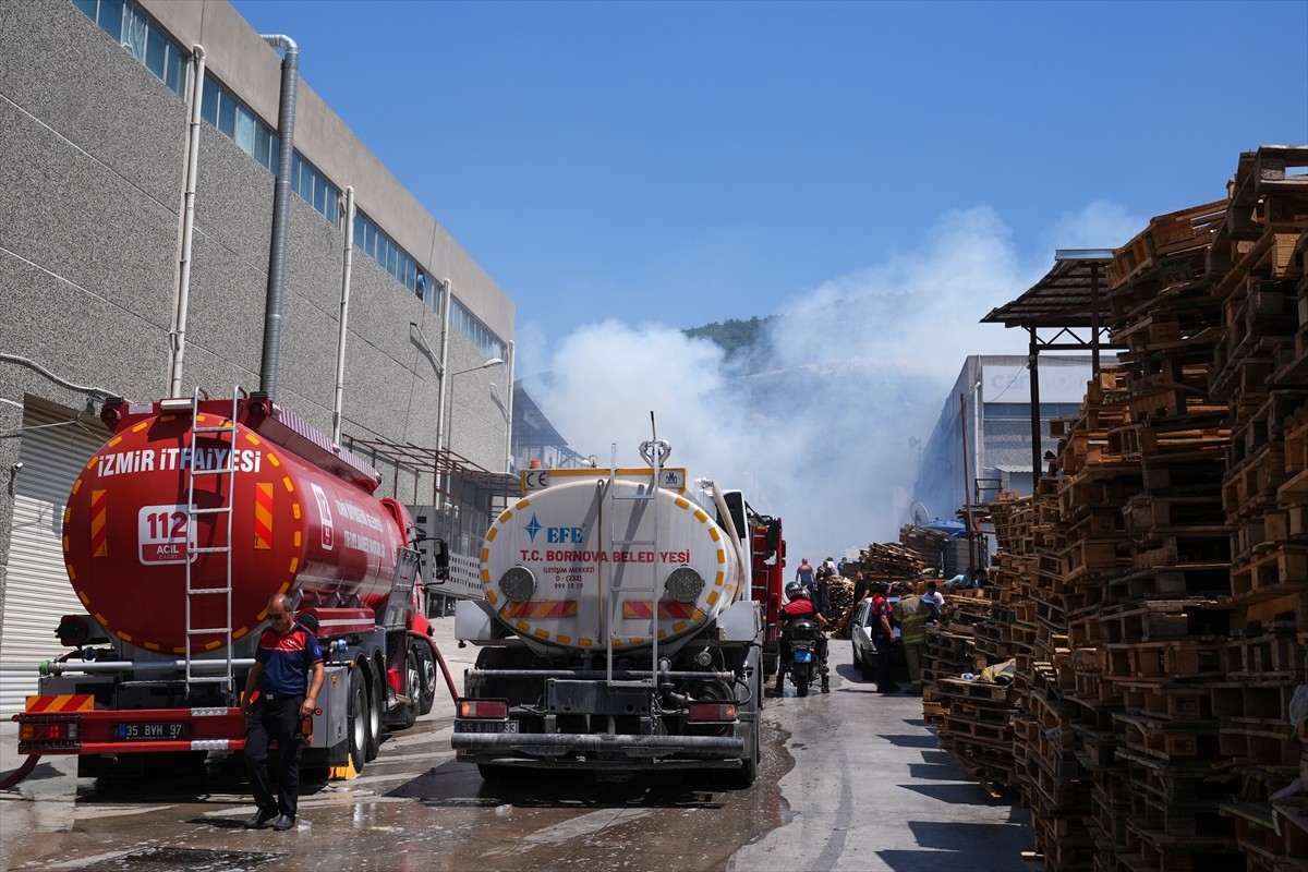 İzmir'in Bornova ilçesinde, sanayi sitesinde çıkan yangın ekiplerin müdahalesiyle kontrol altına...