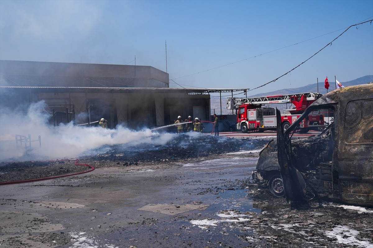 İzmir'in Bornova ilçesinde, sanayi sitesinde çıkan yangın ekiplerin müdahalesiyle kontrol altına...