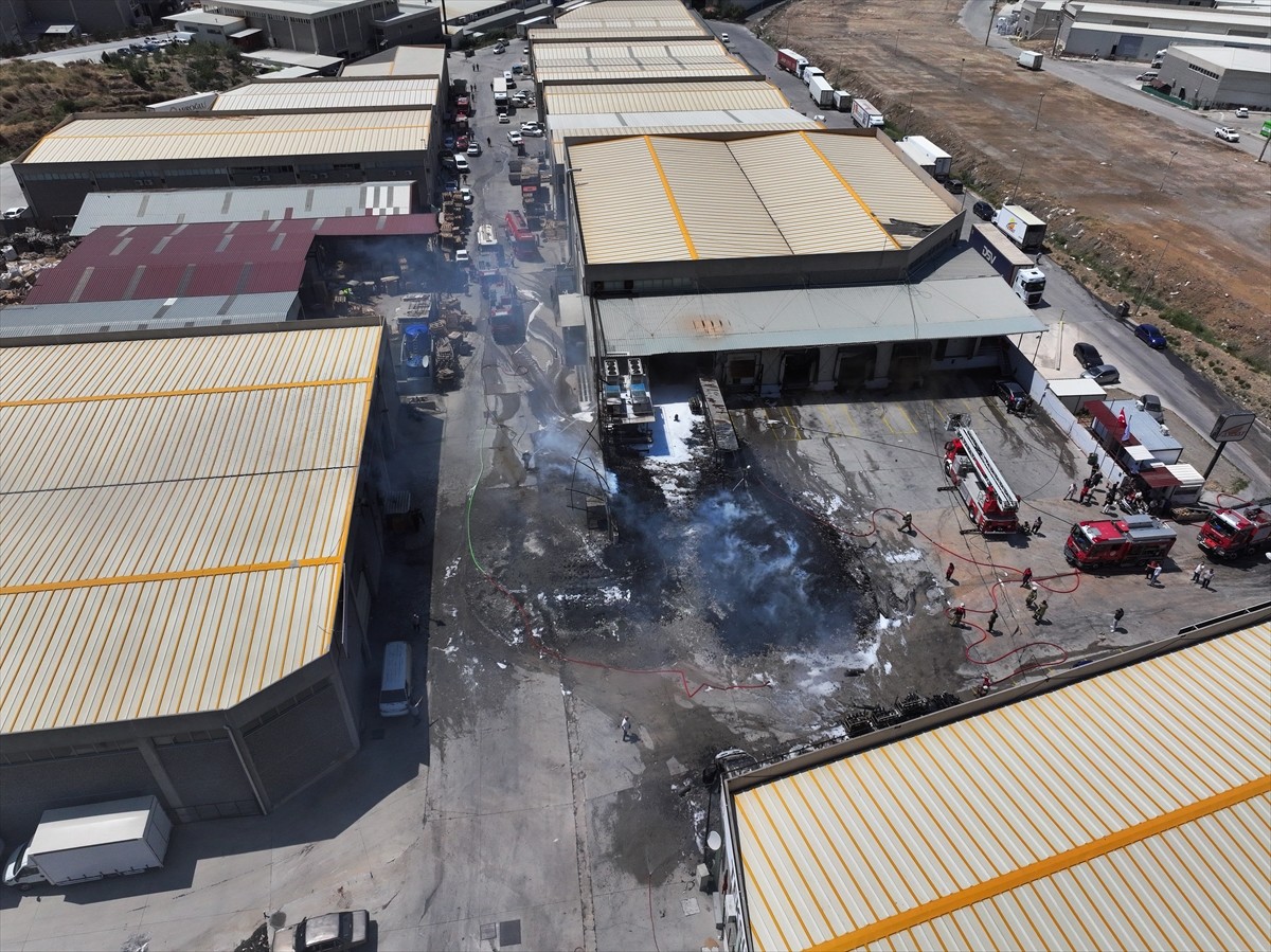 İzmir'in Bornova ilçesinde, sanayi sitesinde çıkan yangın ekiplerin müdahalesiyle kontrol altına...