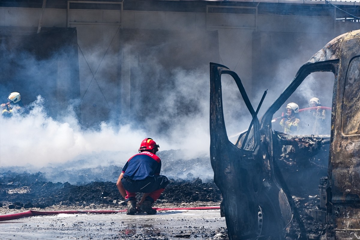 İzmir'in Bornova ilçesinde, sanayi sitesinde çıkan yangın ekiplerin müdahalesiyle kontrol altına...