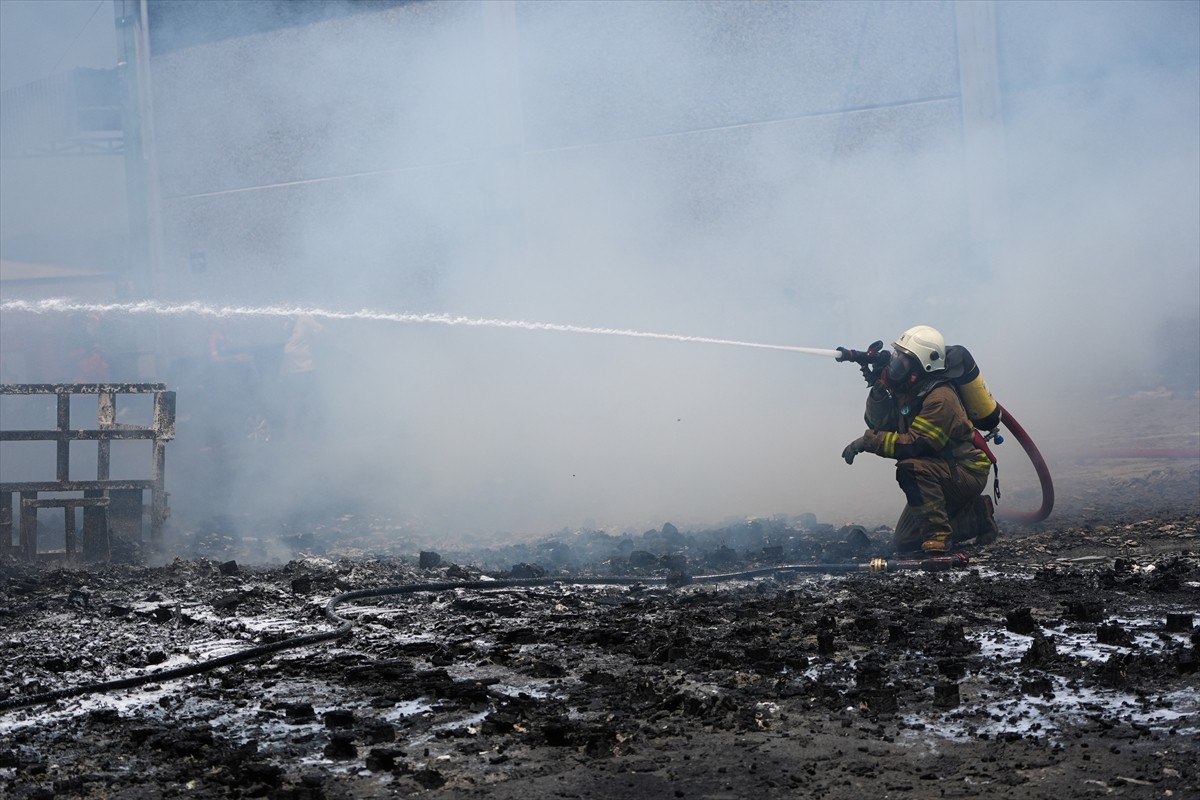 İzmir'in Bornova ilçesinde, sanayi sitesinde çıkan yangın ekiplerin müdahalesiyle kontrol altına...