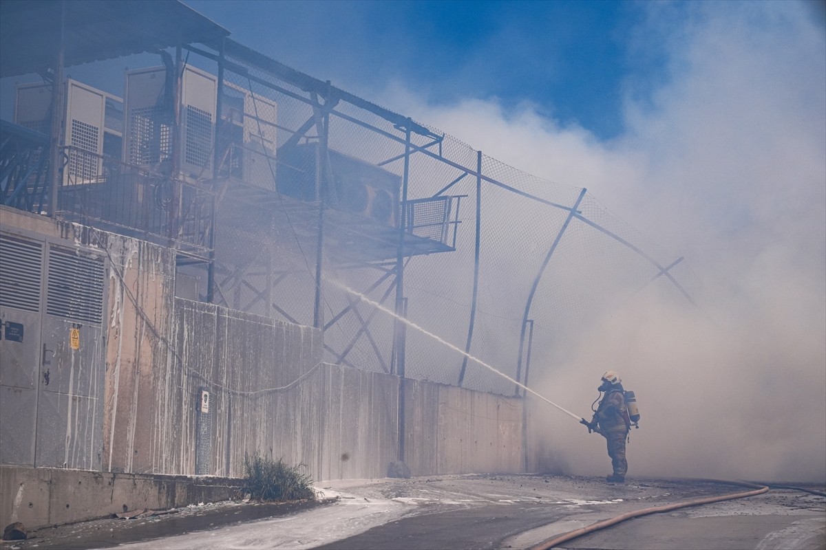 İzmir'in Bornova ilçesinde, sanayi sitesinde çıkan yangın ekiplerin müdahalesiyle kontrol altına...