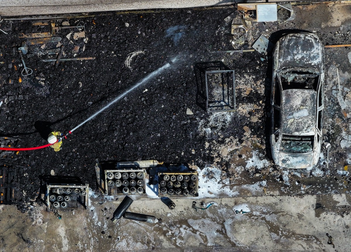 İzmir'in Bornova ilçesinde, sanayi sitesinde çıkan yangın ekiplerin müdahalesiyle kontrol altına...