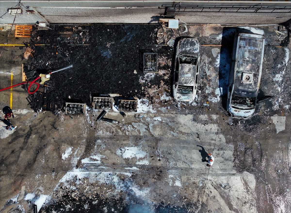 İzmir'in Bornova ilçesinde, sanayi sitesinde çıkan yangın ekiplerin müdahalesiyle kontrol altına...