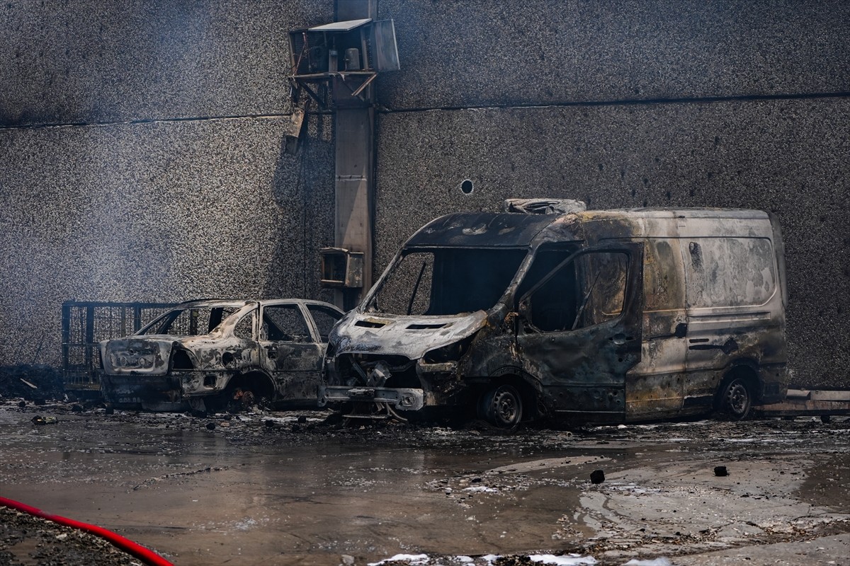 İzmir'in Bornova ilçesinde, sanayi sitesinde çıkan yangın ekiplerin müdahalesiyle kontrol altına...
