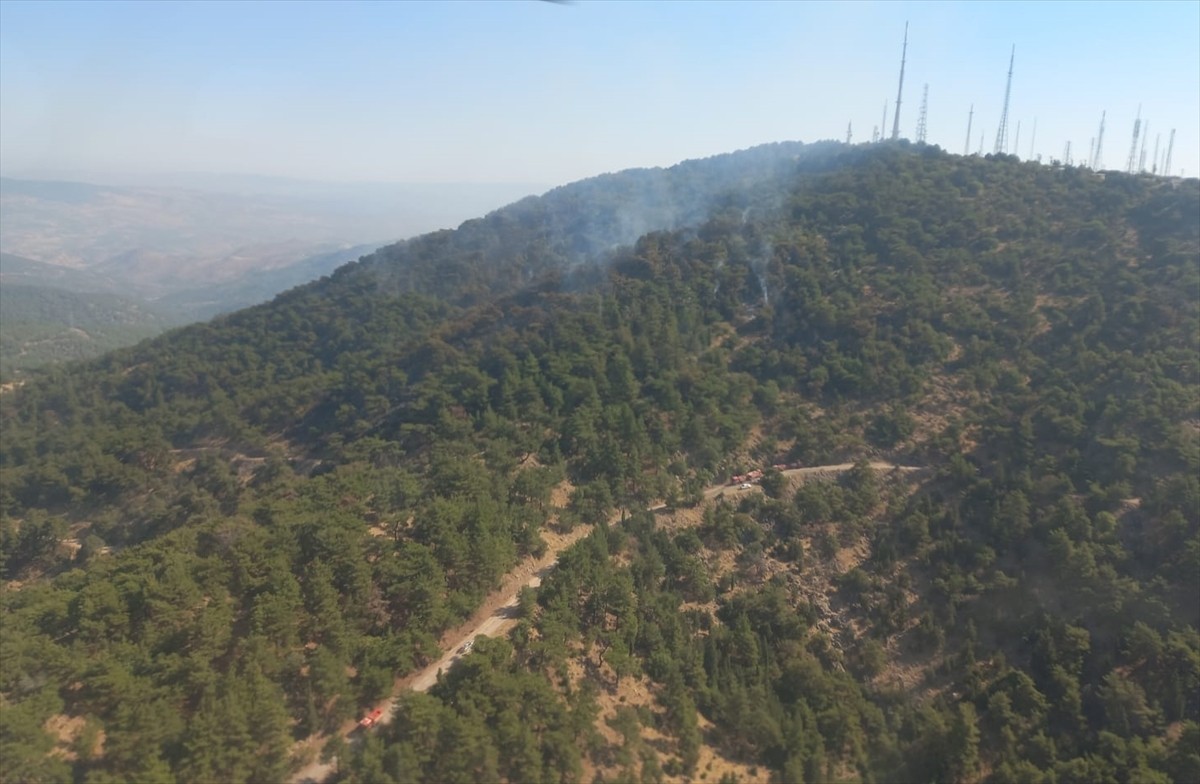 İzmir'in Karşıyaka ilçesindeki Yamanlar Dağı'nda çıkan orman yangınına havadan ve karadan müdahale...