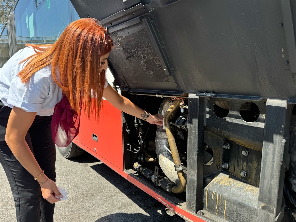 İzmir'in Konak ilçesinde belediye otobüsünde çıkan yangın, aracın kadın şoförü Saide Yazıcı...
