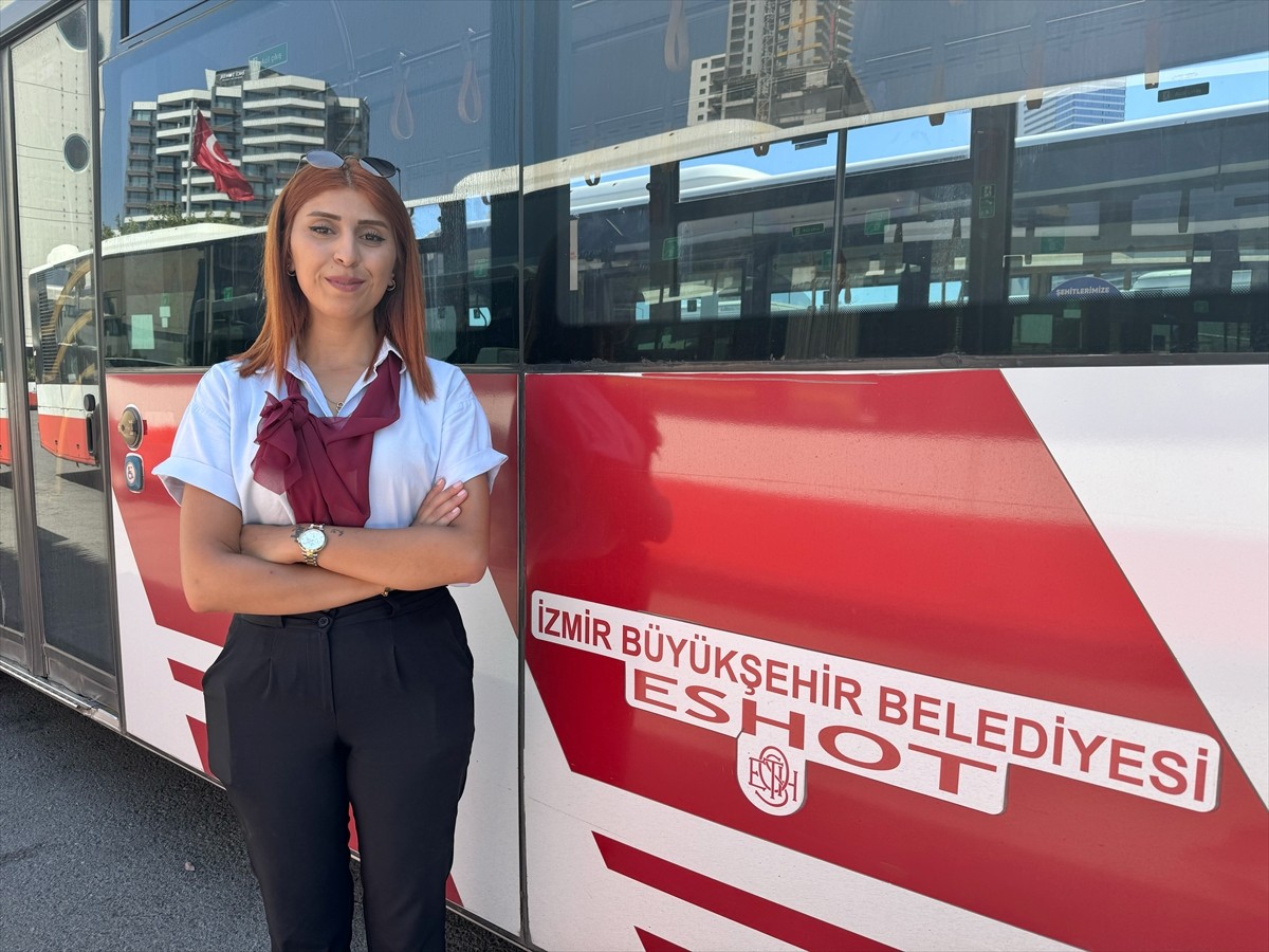 İzmir'in Konak ilçesinde belediye otobüsünde çıkan yangın, aracın kadın şoförü Saide Yazıcı...