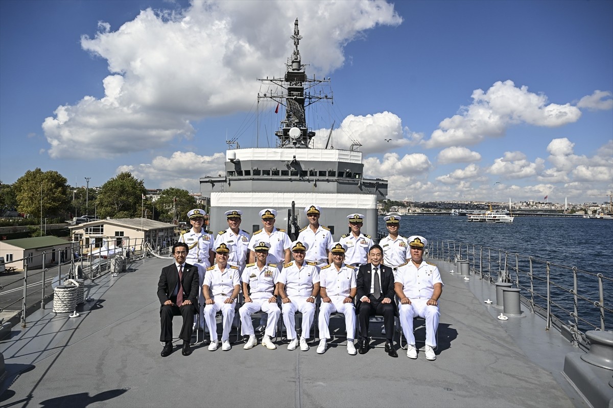 Japonya Deniz Öz Savunma Kuvvetleri'ne ait "Kashima" ve "Shimakaze" eğitim gemileri...