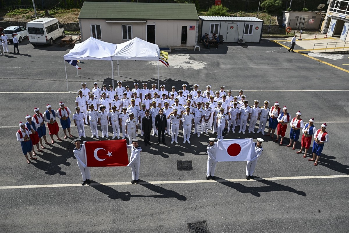Japonya Deniz Öz Savunma Kuvvetleri'ne ait "Kashima" ve "Shimakaze" eğitim gemileri...