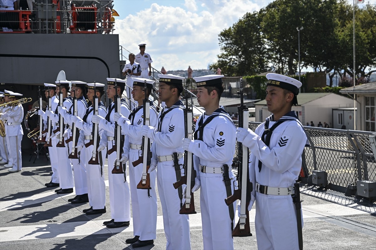 Japonya Deniz Öz Savunma Kuvvetleri'ne ait "Kashima" ve "Shimakaze" eğitim gemileri...