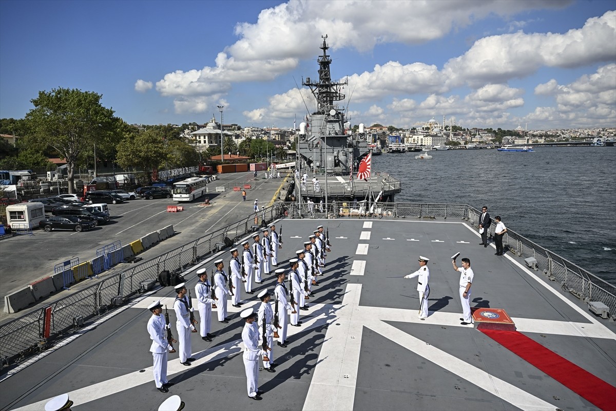 Japonya Deniz Öz Savunma Kuvvetleri'ne ait "Kashima" ve "Shimakaze" eğitim gemileri...