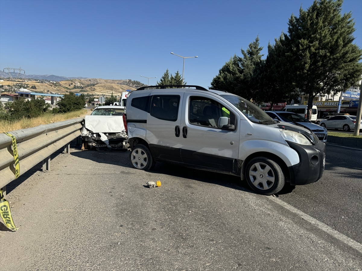 Kahramanmaraş'ın Onikişubat ilçesinde otomobilin çarptığı 1 kişi öldü, 2 kişi...