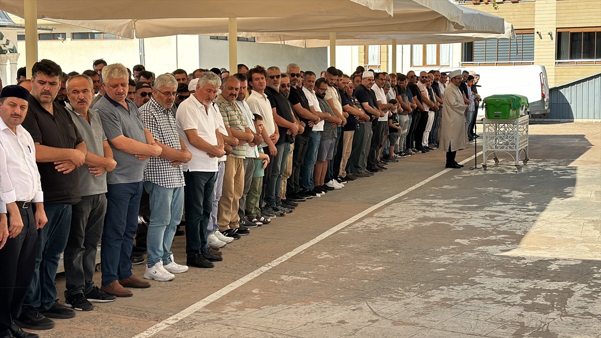 Karabük'te devrilen motosikletinden yola savrulduktan sonra araçların çarpması nedeniyle hayatını...