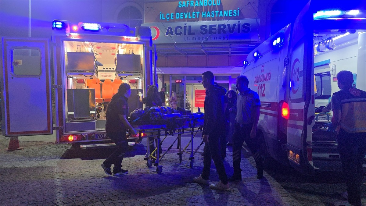 Karabük'ün Eskipazar ilçesinde otomobil ile hafif ticari aracın çarpışması sonucu 5 kişi...