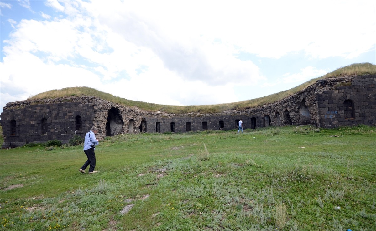 Kars'ta 1854 yılında Rus saldırılarına karşı at nalı şeklinde çevrilmiş toprak mevzileriyle hilal...