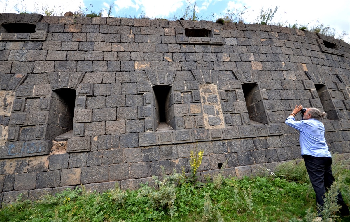 Kars'ta 1854 yılında Rus saldırılarına karşı at nalı şeklinde çevrilmiş toprak mevzileriyle hilal...