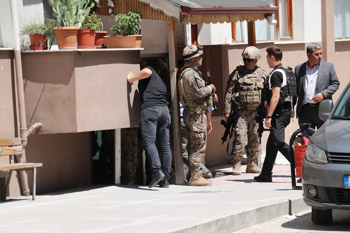 Kastamonu'da 1 polisi şehit eden diğerini yaralayan zanlı, etkisiz hale getirildi. 