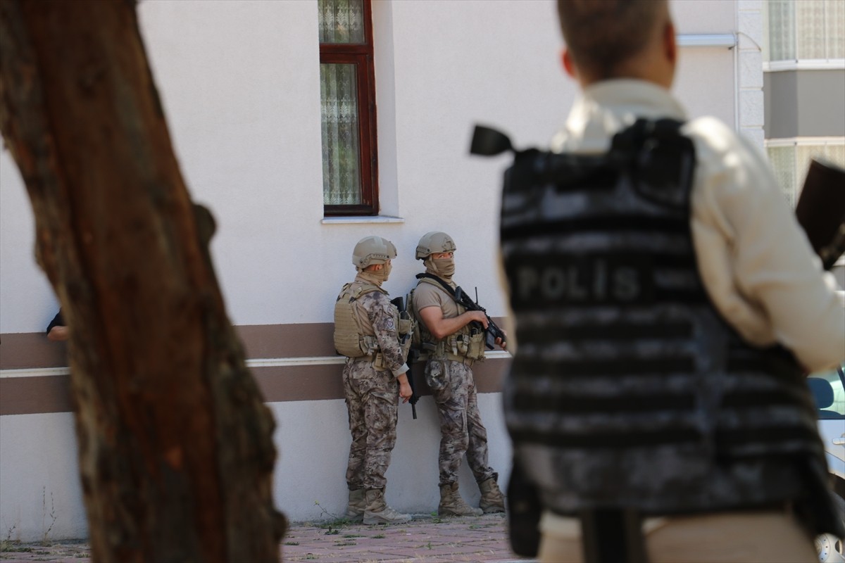 Kastamonu'da 1 polisi şehit eden diğerini yaralayan zanlı, etkisiz hale getirildi. 