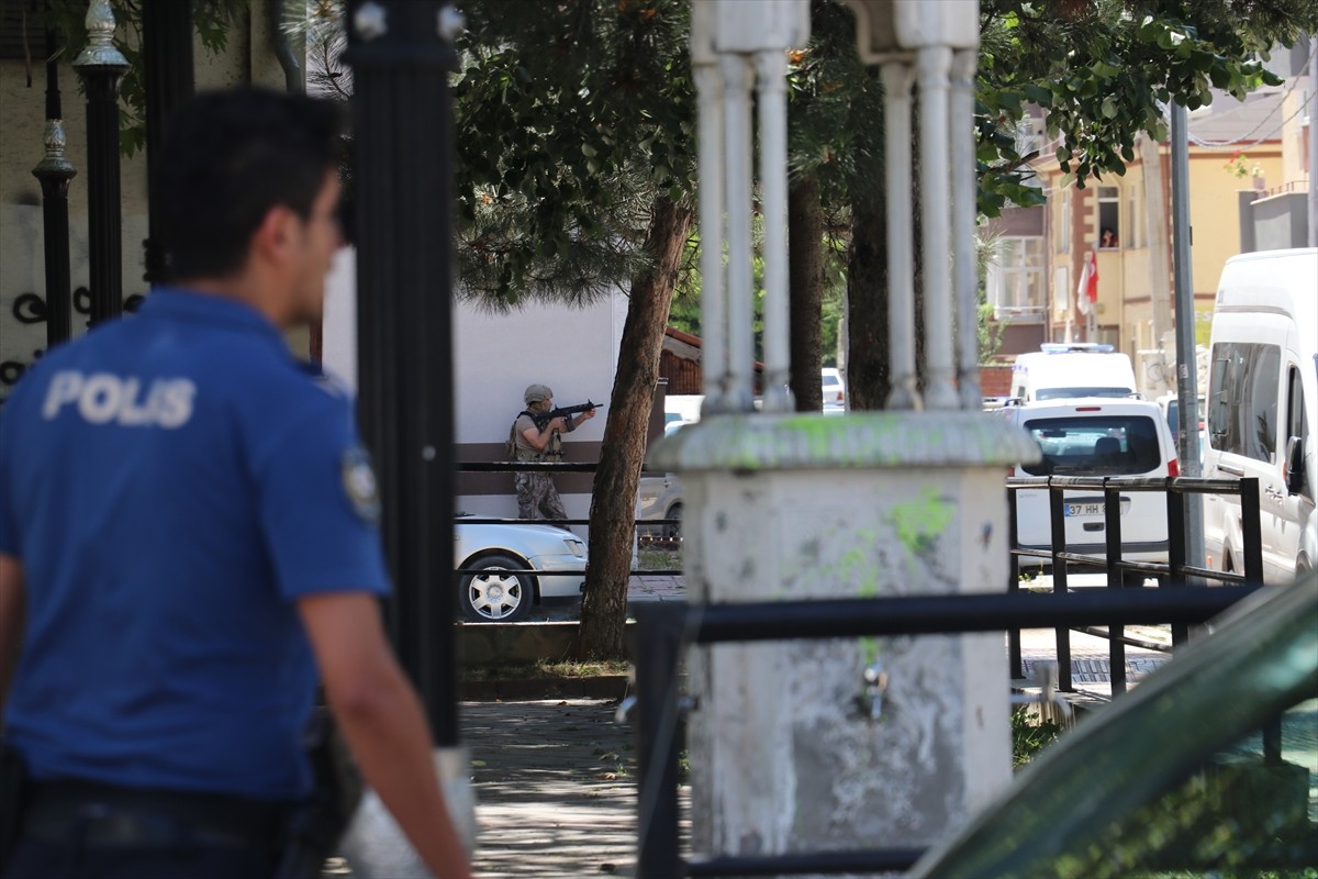 Kastamonu'da 1 polisi şehit eden diğerini yaralayan zanlı, etkisiz hale getirildi. 