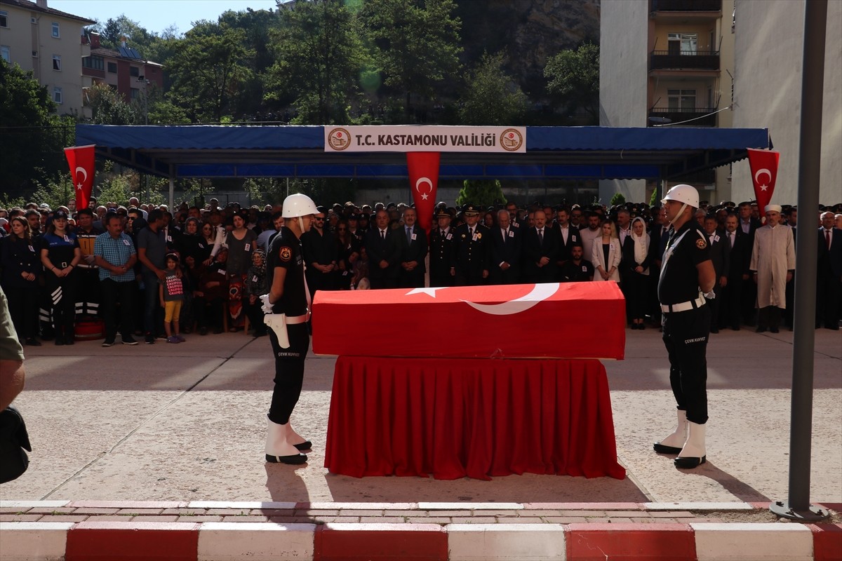 Kastamonu'da bir saldırganın ateş açarak şehit ettiği polis memuru Ahmet Şahan için İl Emniyet...