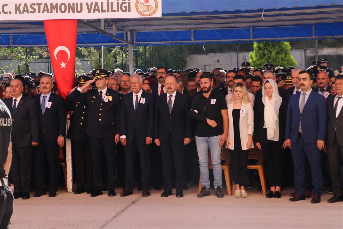 Kastamonu'da bir saldırganın ateş açarak şehit ettiği polis memuru Ahmet Şahan için İl Emniyet...