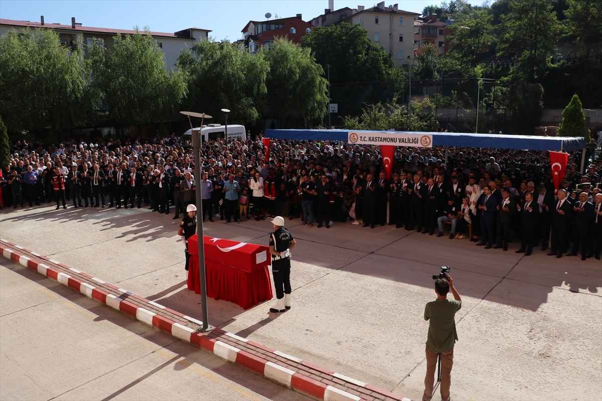 Kastamonu'da bir saldırganın ateş açarak şehit ettiği polis memuru Ahmet Şahan için İl Emniyet...