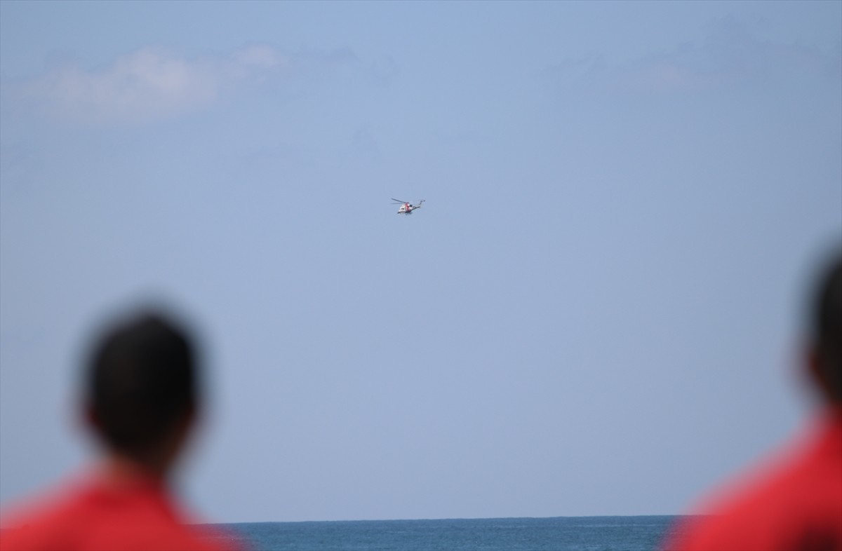 Kastamonu'nun Cide ilçesinde dün teknenin batması sonucu kaybolan 3 kişinin bulunması için...