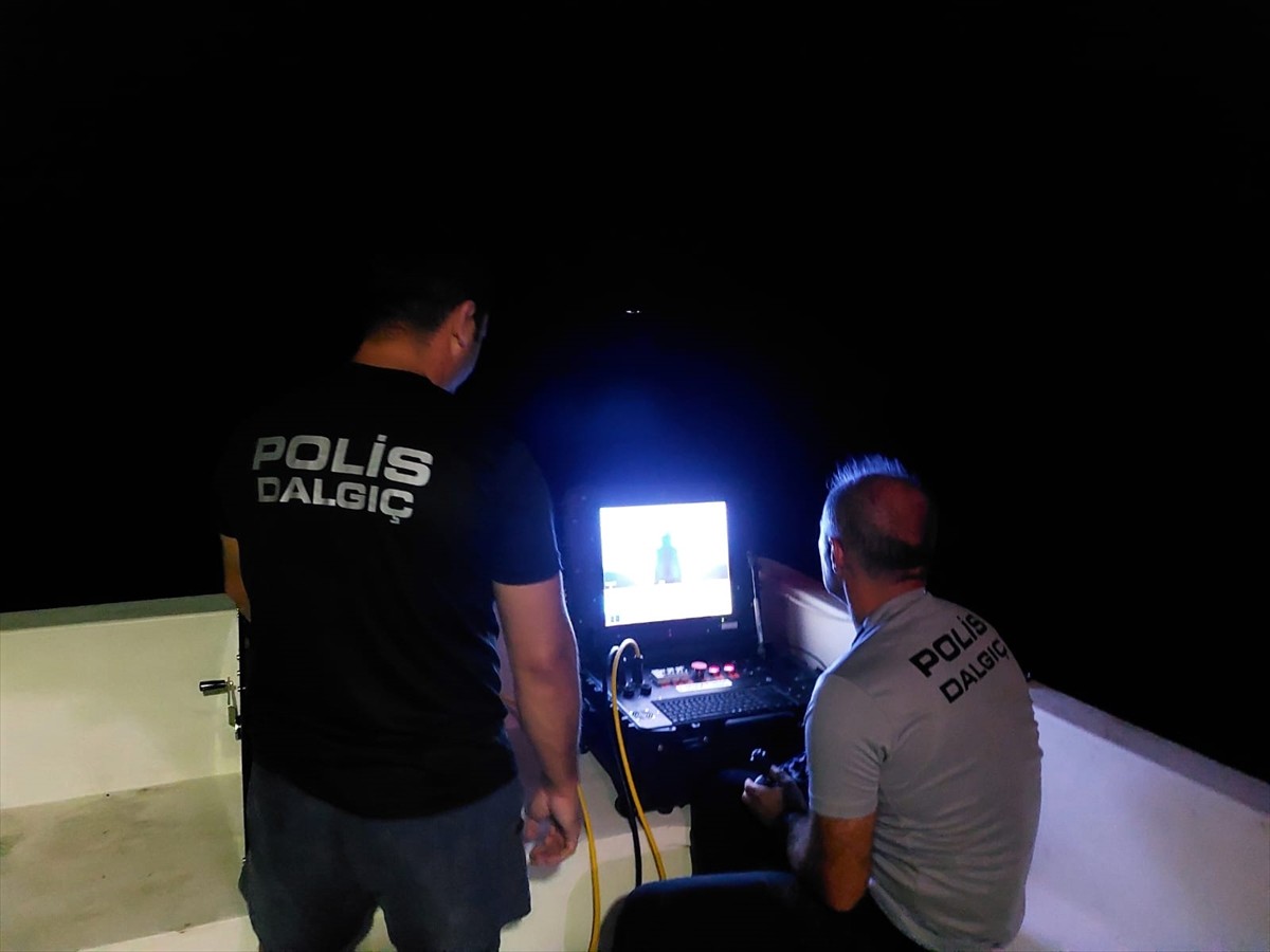 Kastamonu'nun Cide ilçesinde, teknenin batması sonucu kaybolan 3 kişinin bulunması için çalışmalar...