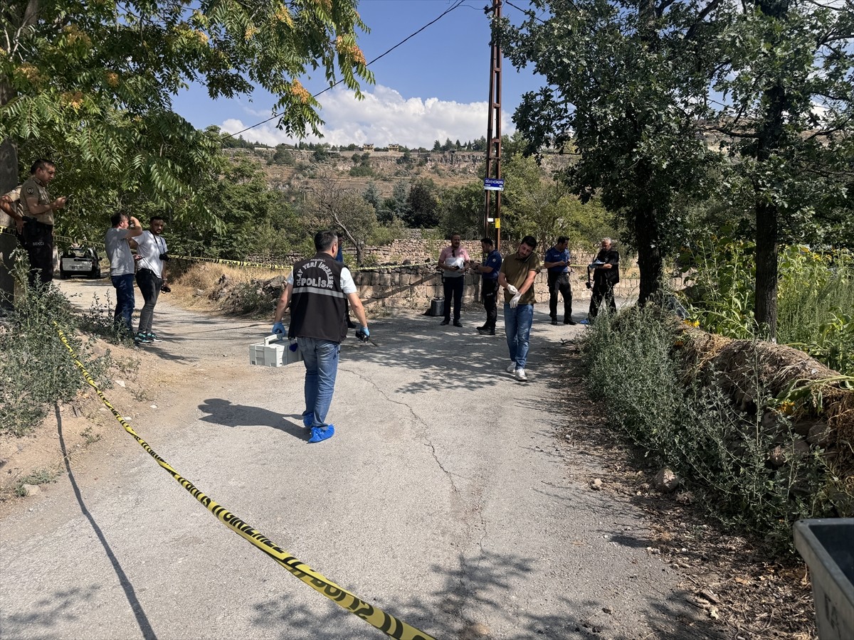 Kayseri'de çıkan silahlı kavgada 1 kişi hayatını kaybetti. Polis ekipleri olay yerinde inceleme...