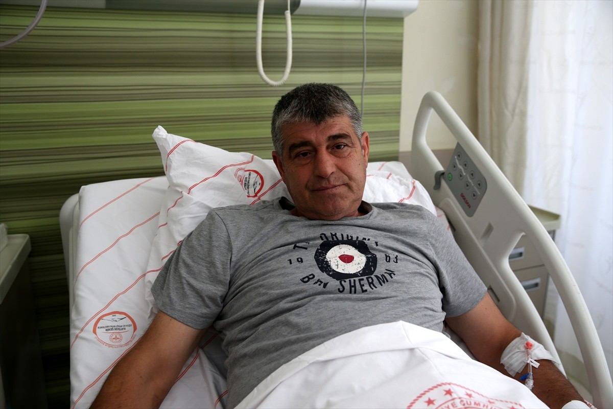 Kayseri Şehir Hastanesine prostat rahatsızlığı nedeniyle başvuran Çetin Dilbaz (ortada), Holmium...