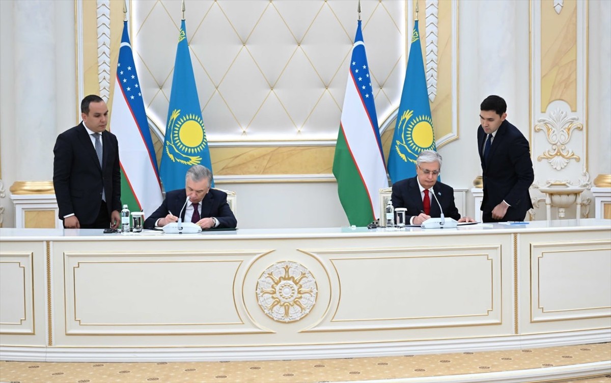 Kazakistan Cumhurbaşkanı Kasım Cömert Tokayev (solda), resmi ziyaret kapsamında başkent Astana’ya...