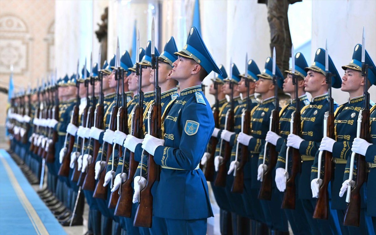 Kazakistan Cumhurbaşkanı Kasım Cömert Tokayev (solda), resmi ziyaret kapsamında başkent Astana’ya...