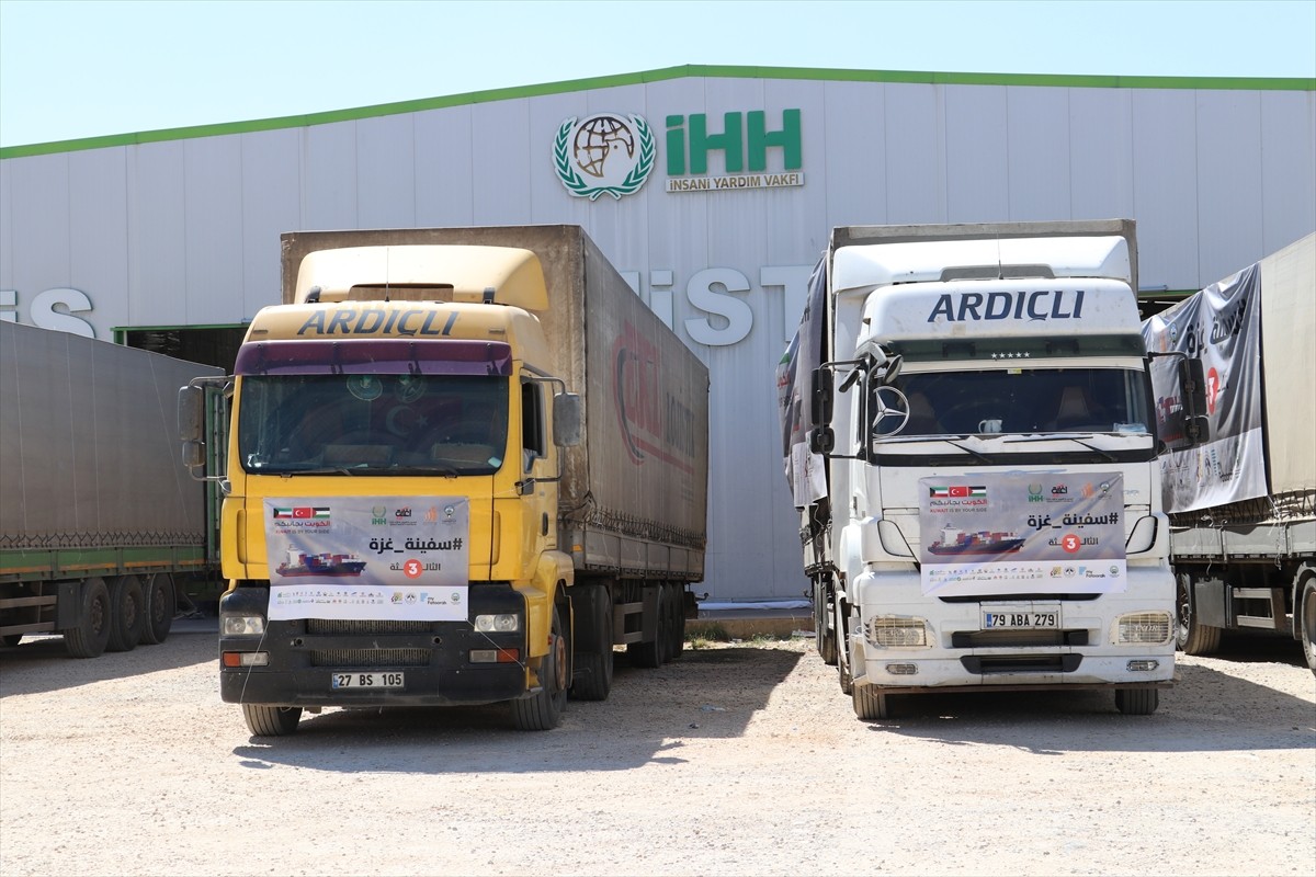 Kilis'te, "Gazze'ye Destek Ol" kampanyası kapsamında toplanan 80 tırlık gıda ve hijyen...