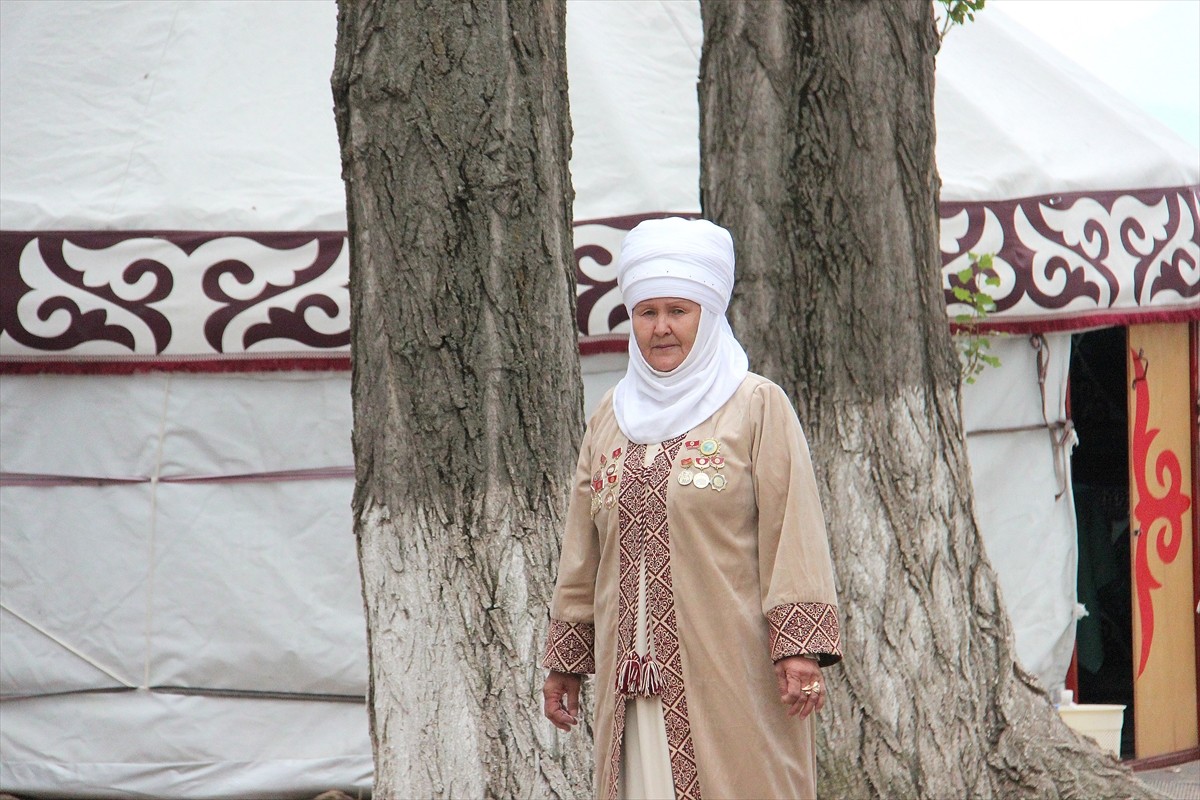 Kırgız kadınları, "eleçek" isimli başlık ve örgülü saçlarının uçlarına ziynet eşyaları takma...