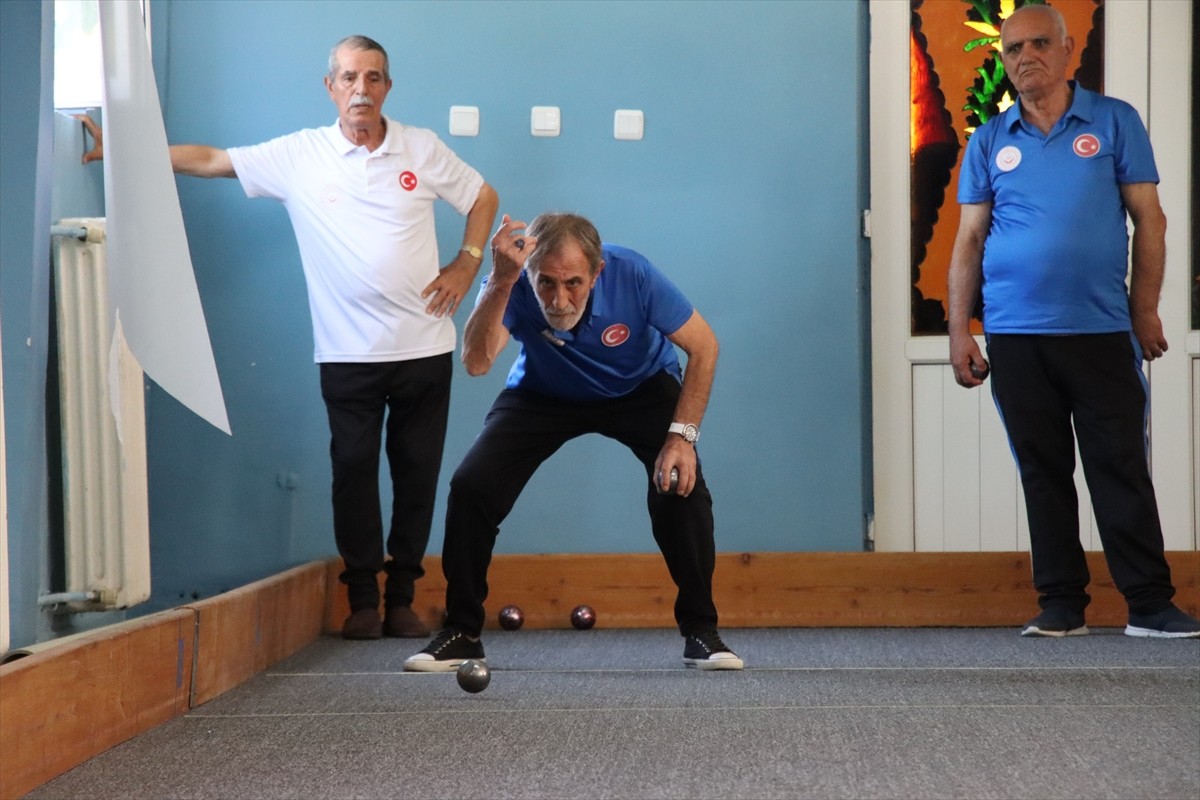 Kırklareli'de "Yetişkin Gençler Huzur Bocce Şampiyonası" düzenlendi. Kırklareli Huzurevi Yaşlı...