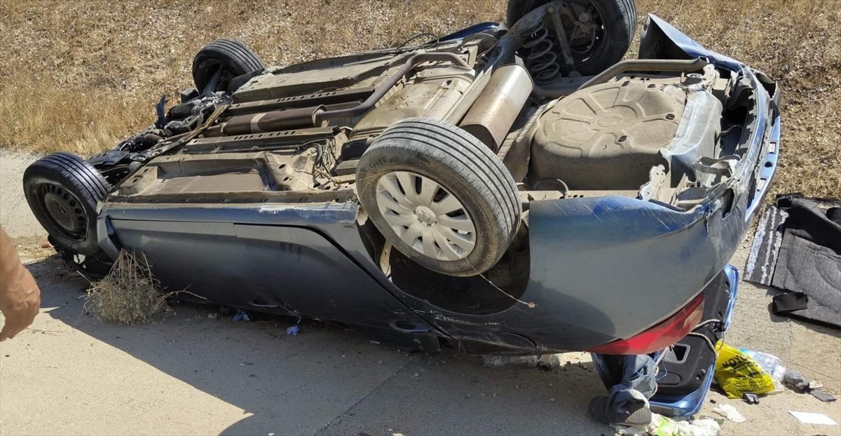 Kırklareli'nde, devrilen otomobildeki 5 kişi yaralandı.