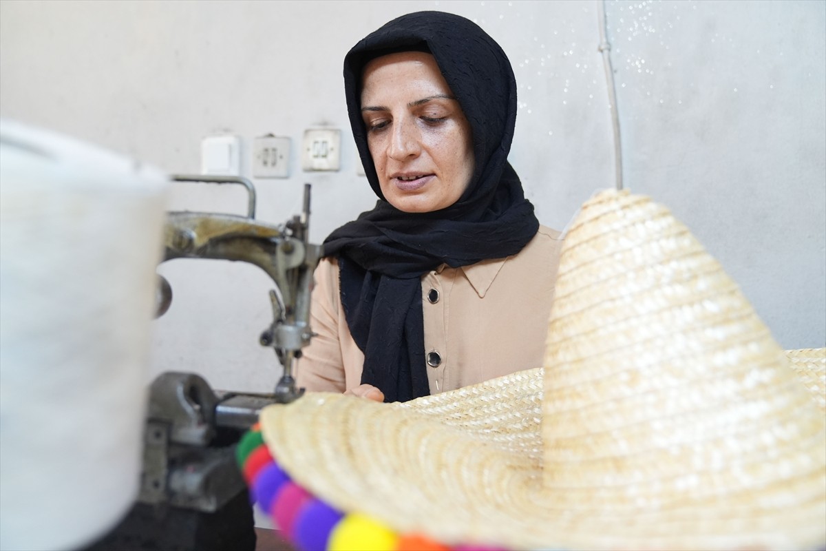 Kırklareli'nde, köyde yaşayan kadınlarca tarladan toplanarak hasıra dönüştürülen çavdarlar, Fatma...
