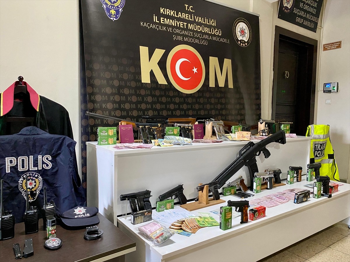 Kırklareli merkezli 4 ilde, iki organize suç örgütüne yönelik düzenlenen "Kuyu-15"...