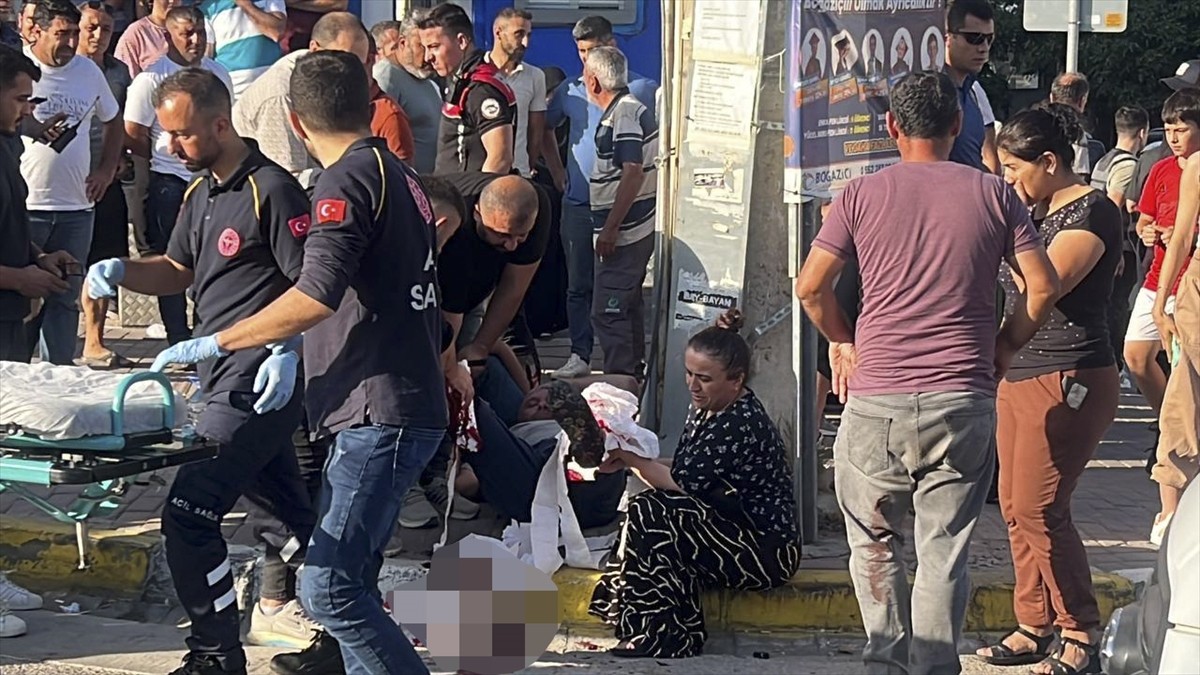 Kocaeli'nin Çayırova ilçesinde trafikte yol verme tartışması nedeniyle çıkan bıçaklı kavgada 2...