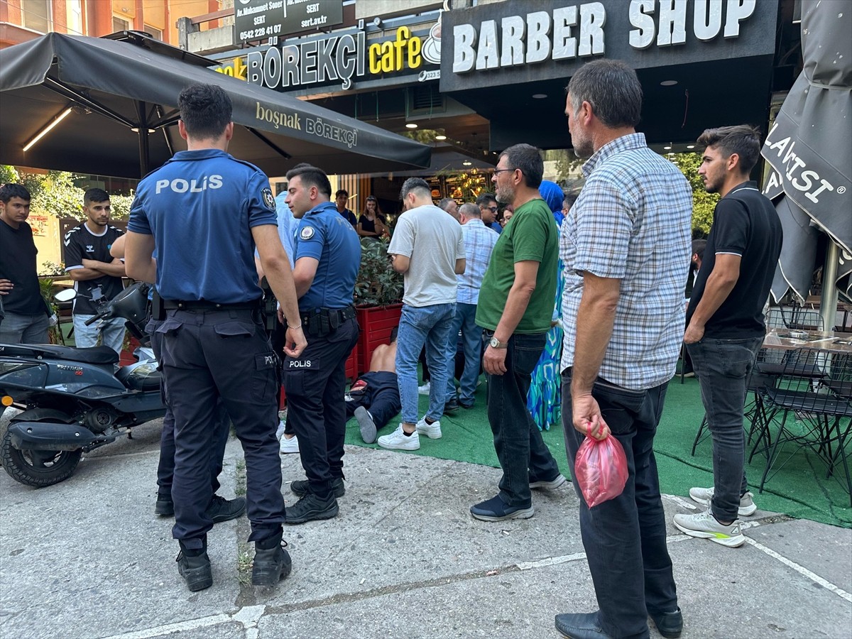 Kocaeli'nin İzmit ilçesinde bir zanlı tarafından bıçaklanan 4 kişi yaralandı.