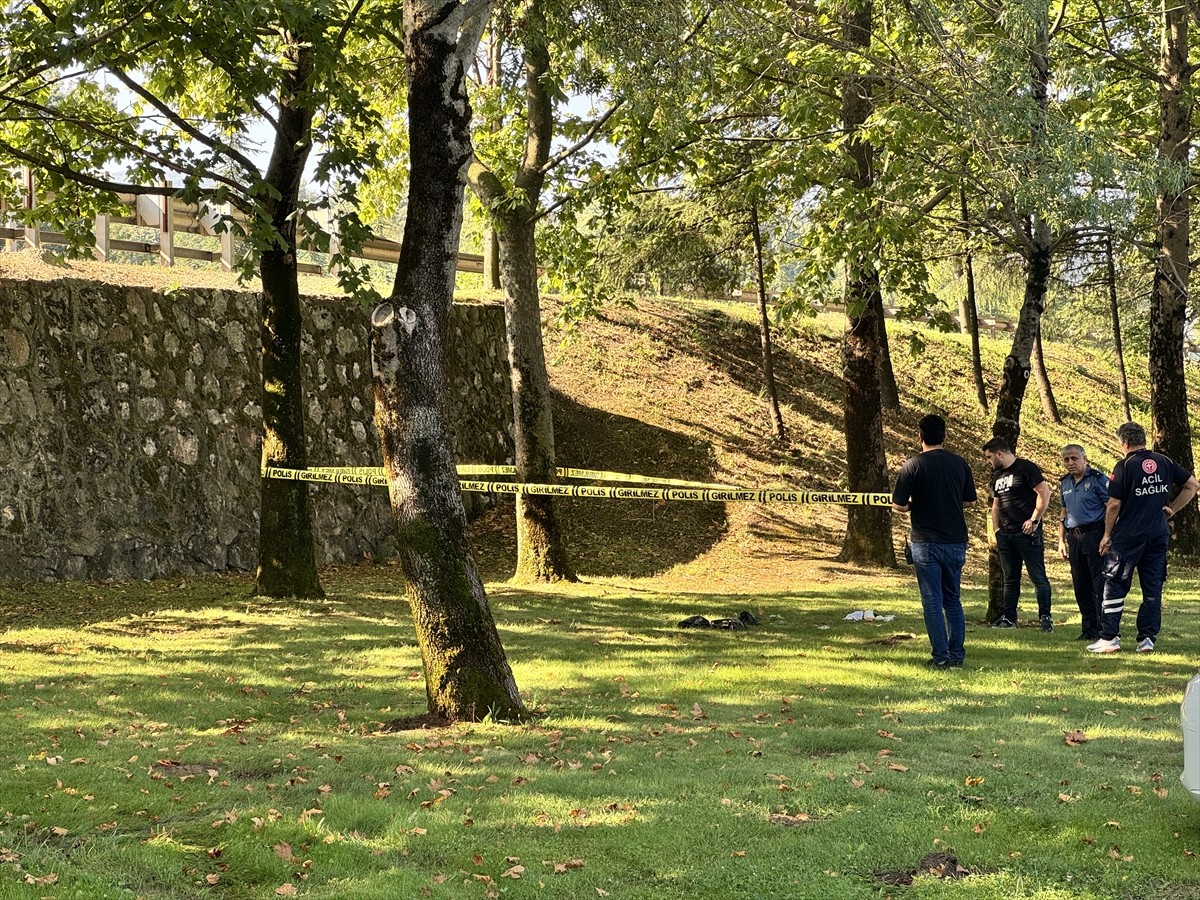 Kocaeli'nin İzmit ilçesinde denizde erkek cesedi bulundu. Bölgeye gelen deniz polisi, sudaki...
